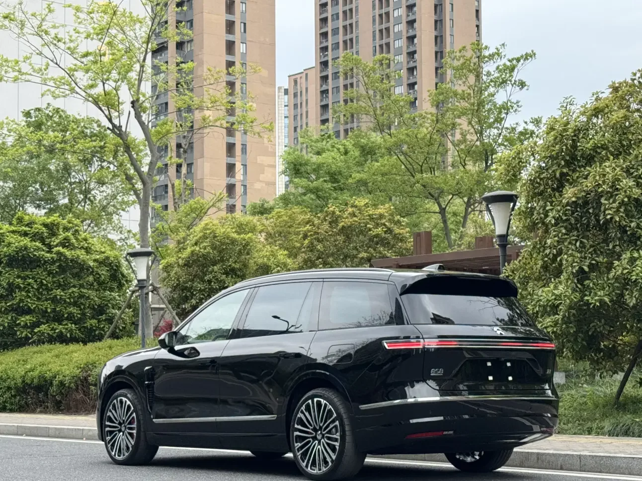 NIO ES8