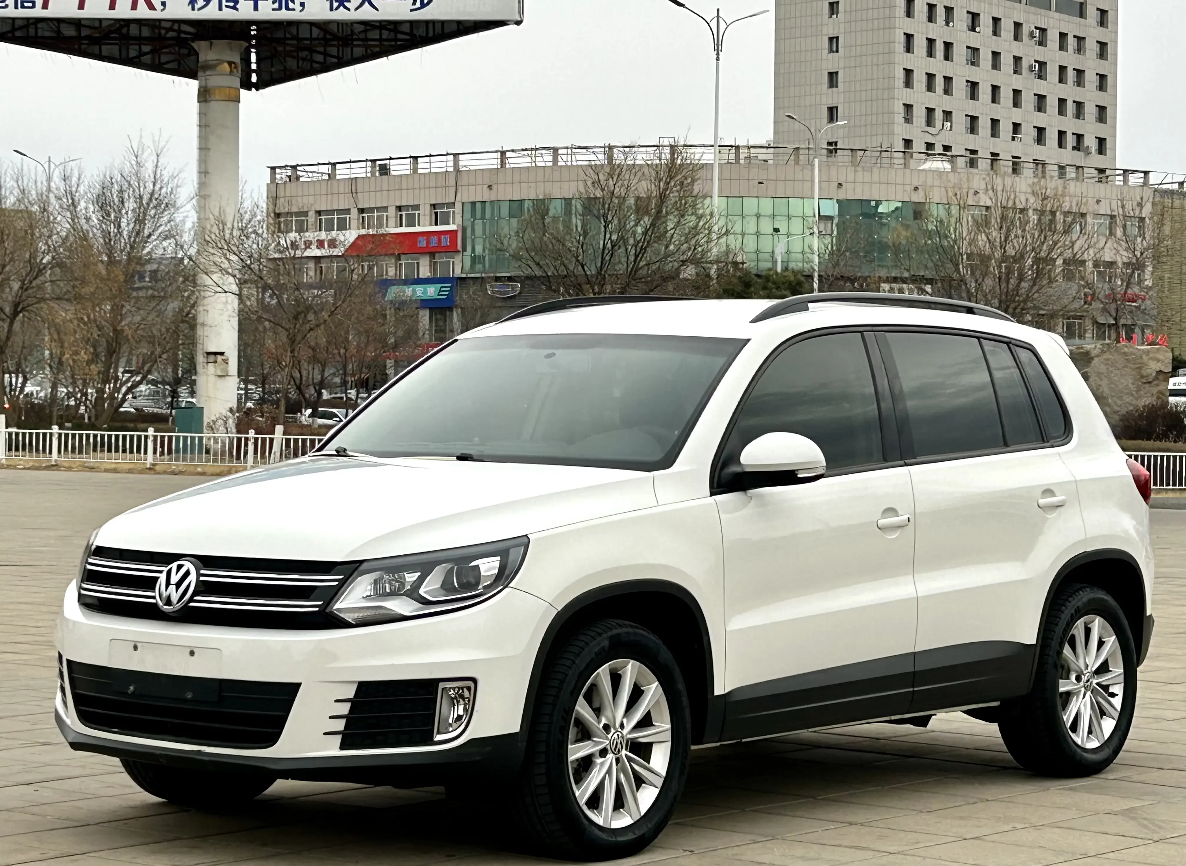 Volkswagen Tiguan (Tharu)