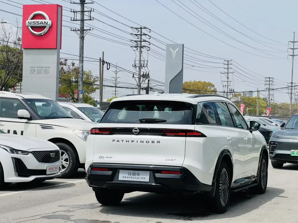 Nissan Explore the land