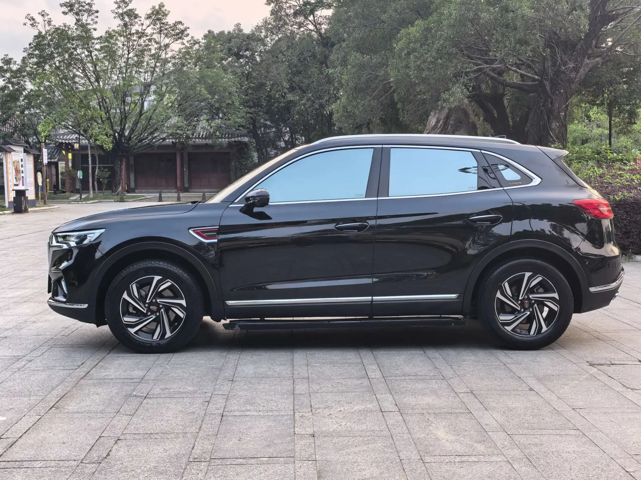 Hongqi HS5