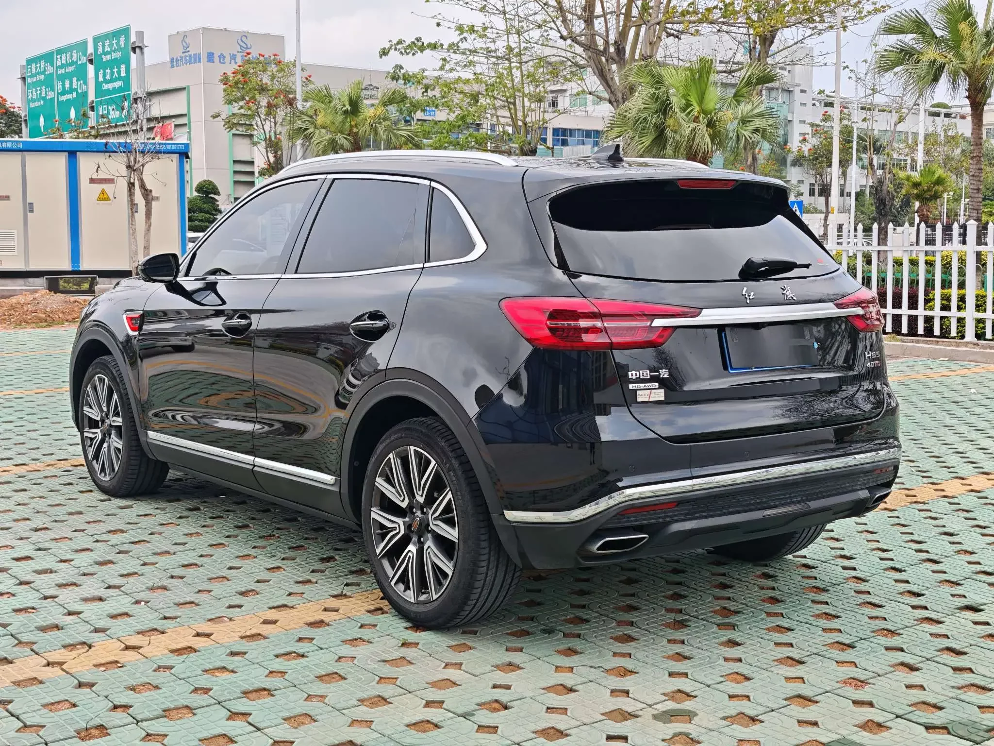 Hongqi HS5