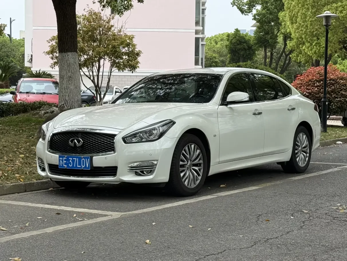 Infiniti Q70