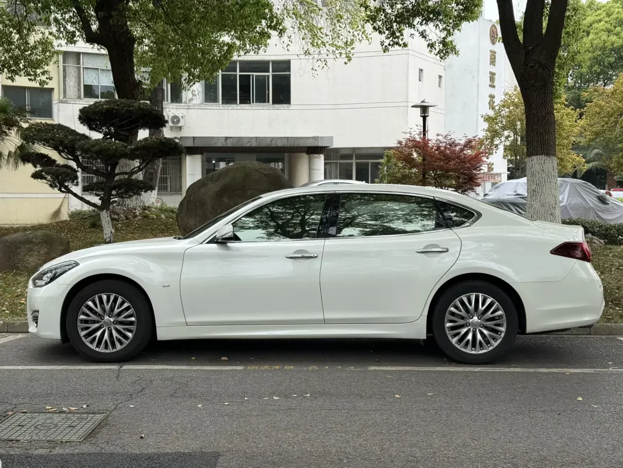 Infiniti Q70