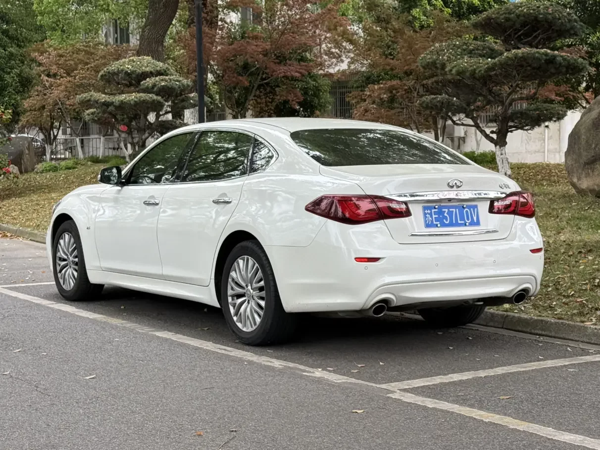 Infiniti Q70