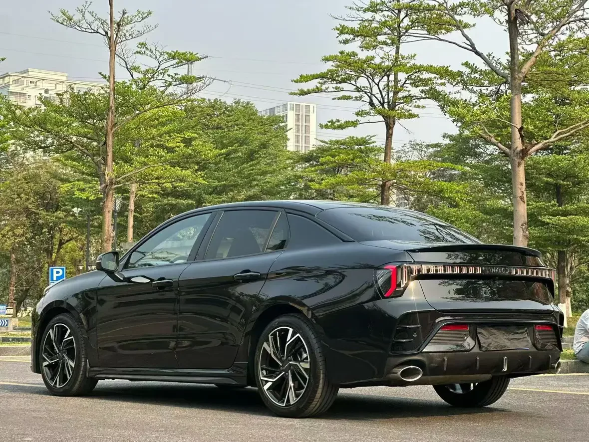 Lynk & Co 03