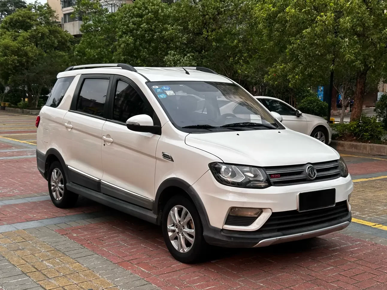Dongfeng Fengon 370