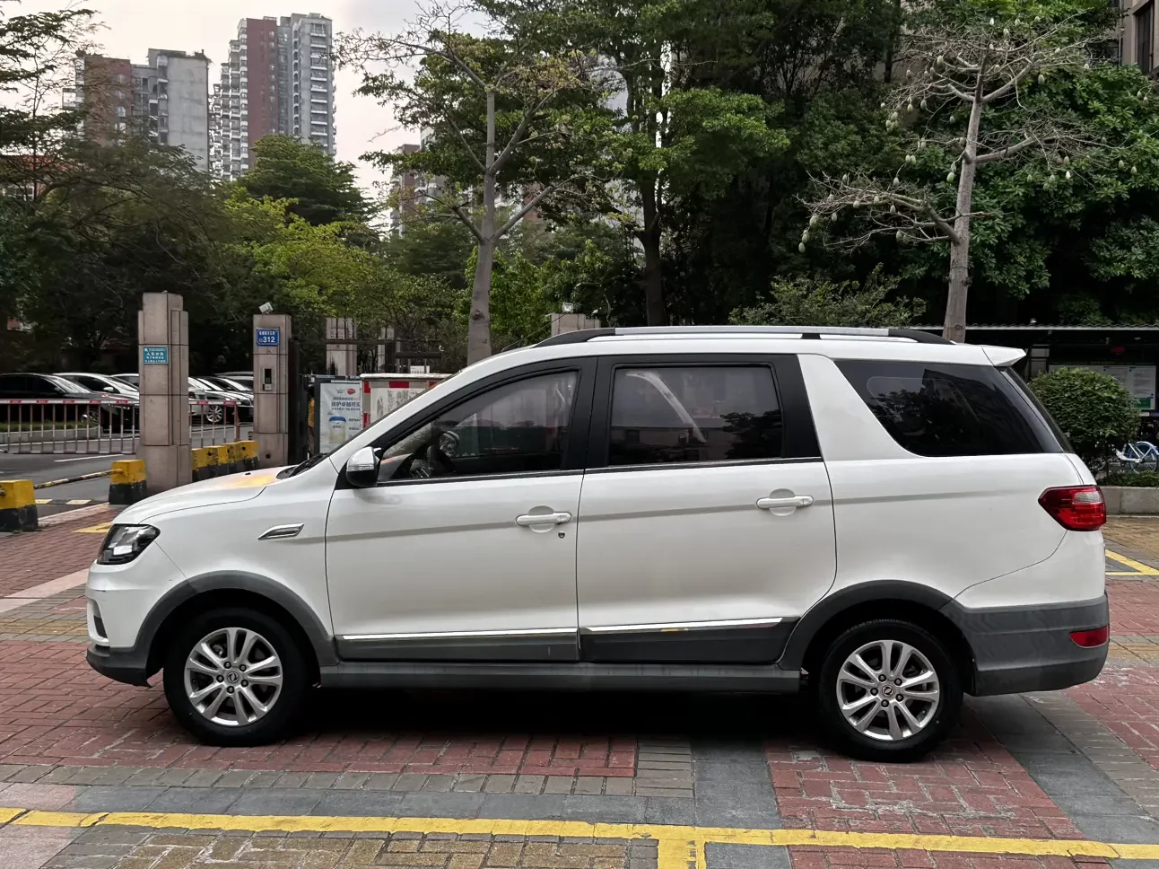 Dongfeng Fengon 370