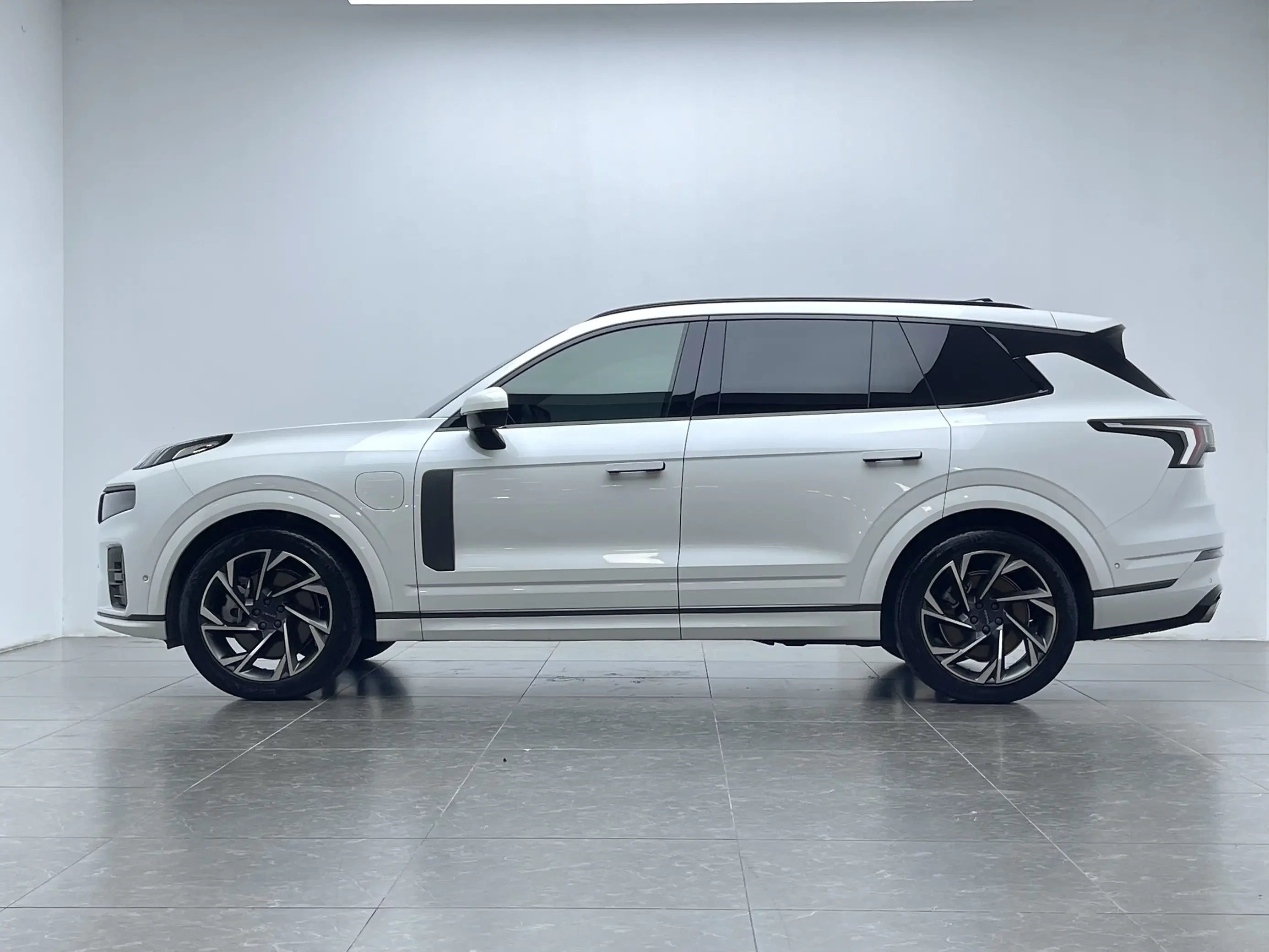 Lynk & Co 09 EM-P