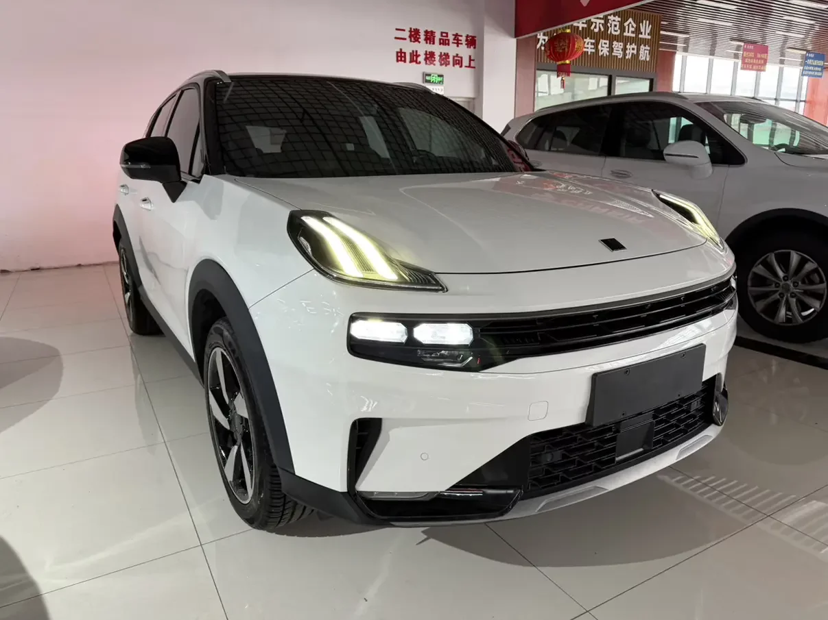 Lynk & Co 06