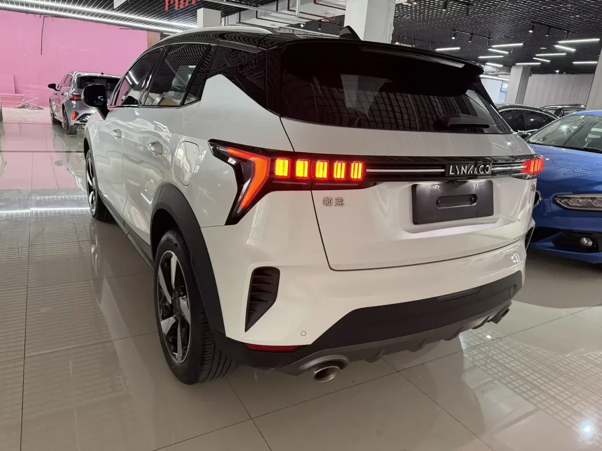 Lynk & Co 06