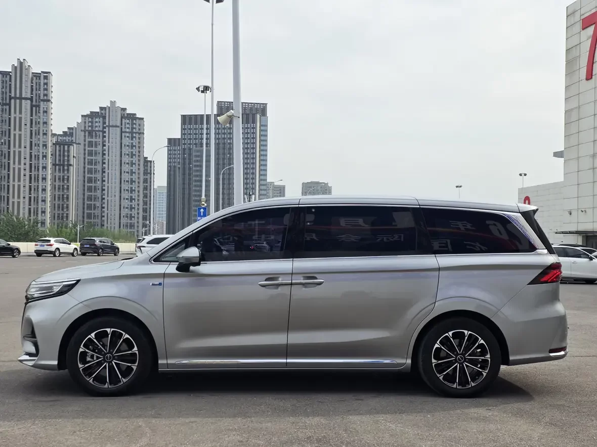 Roewe iMAX8