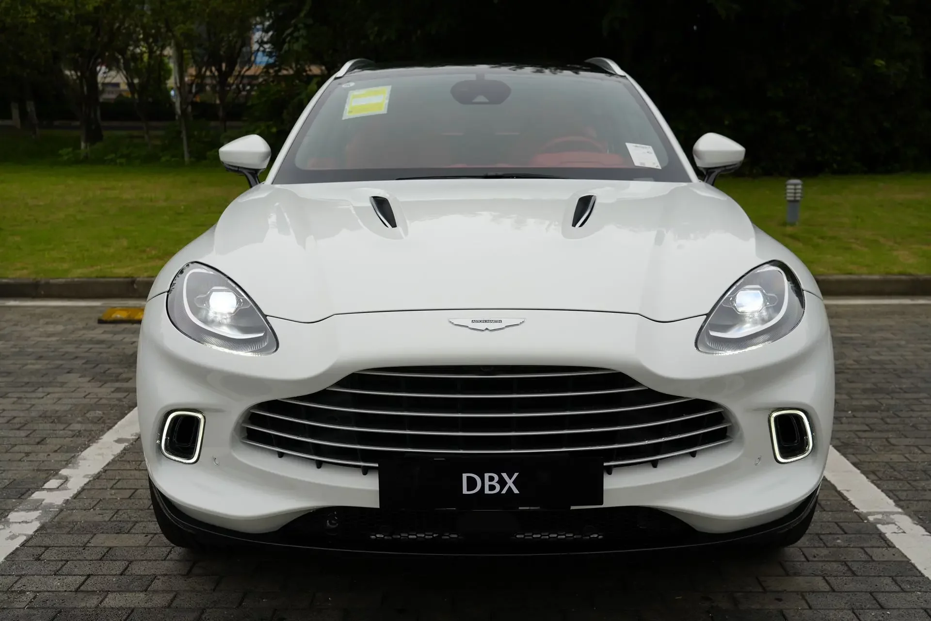 Aston Martin DBX