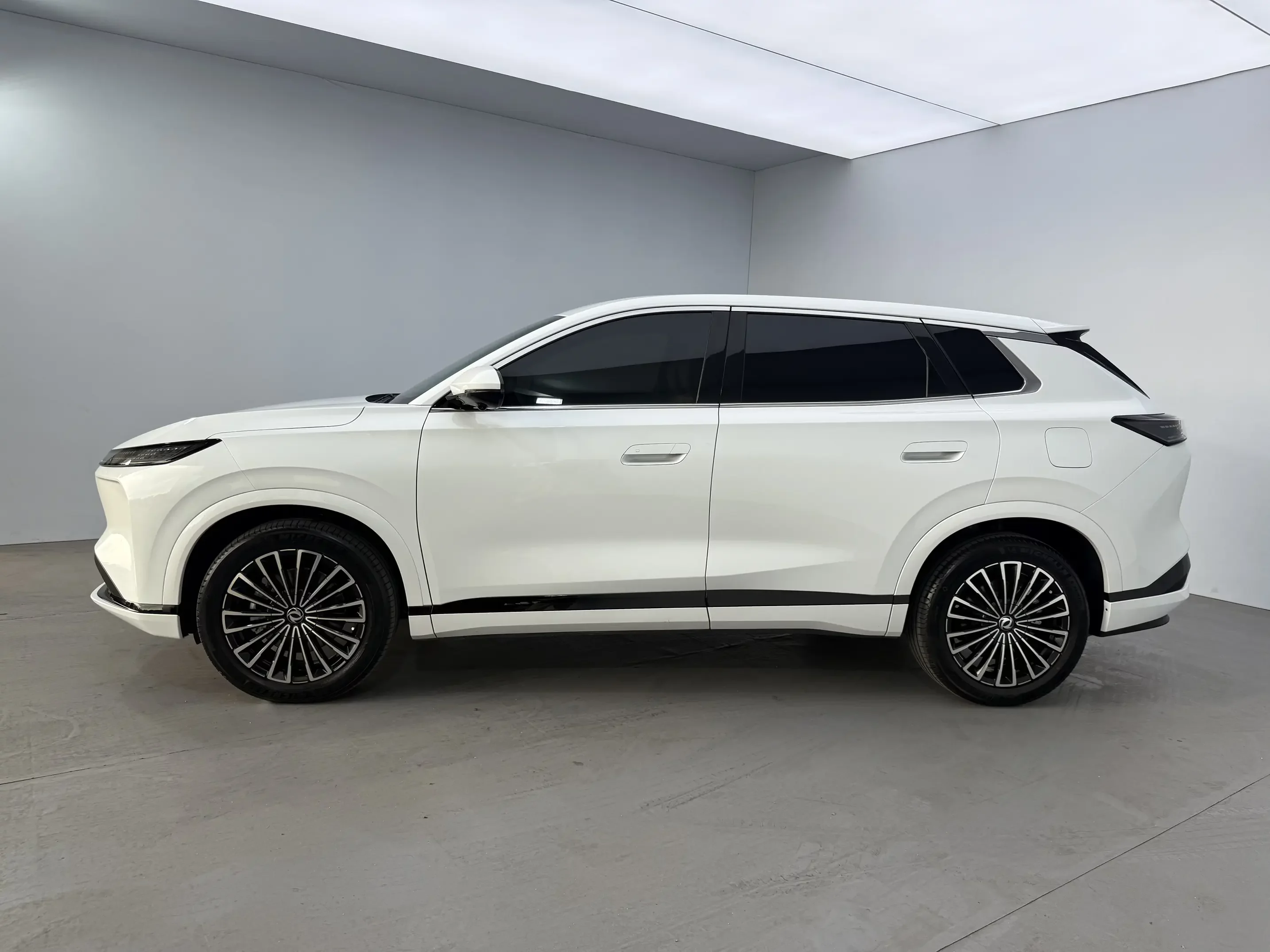 Dongfeng Fengshen L8 PHEV