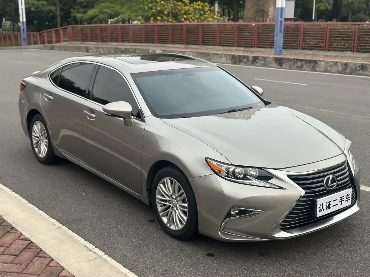 Lexus ES