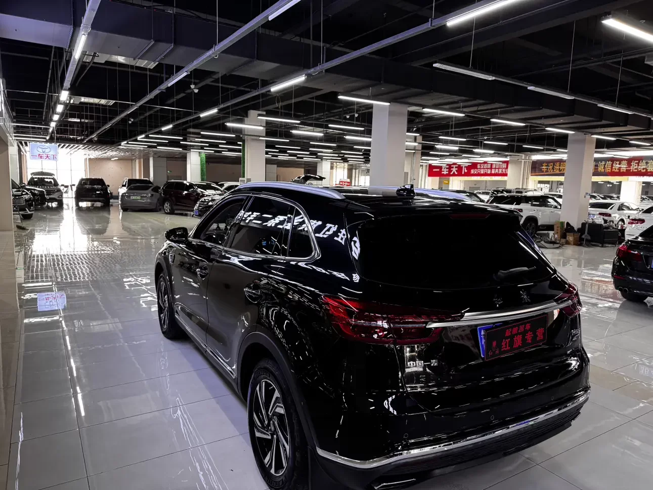 Hongqi HS5