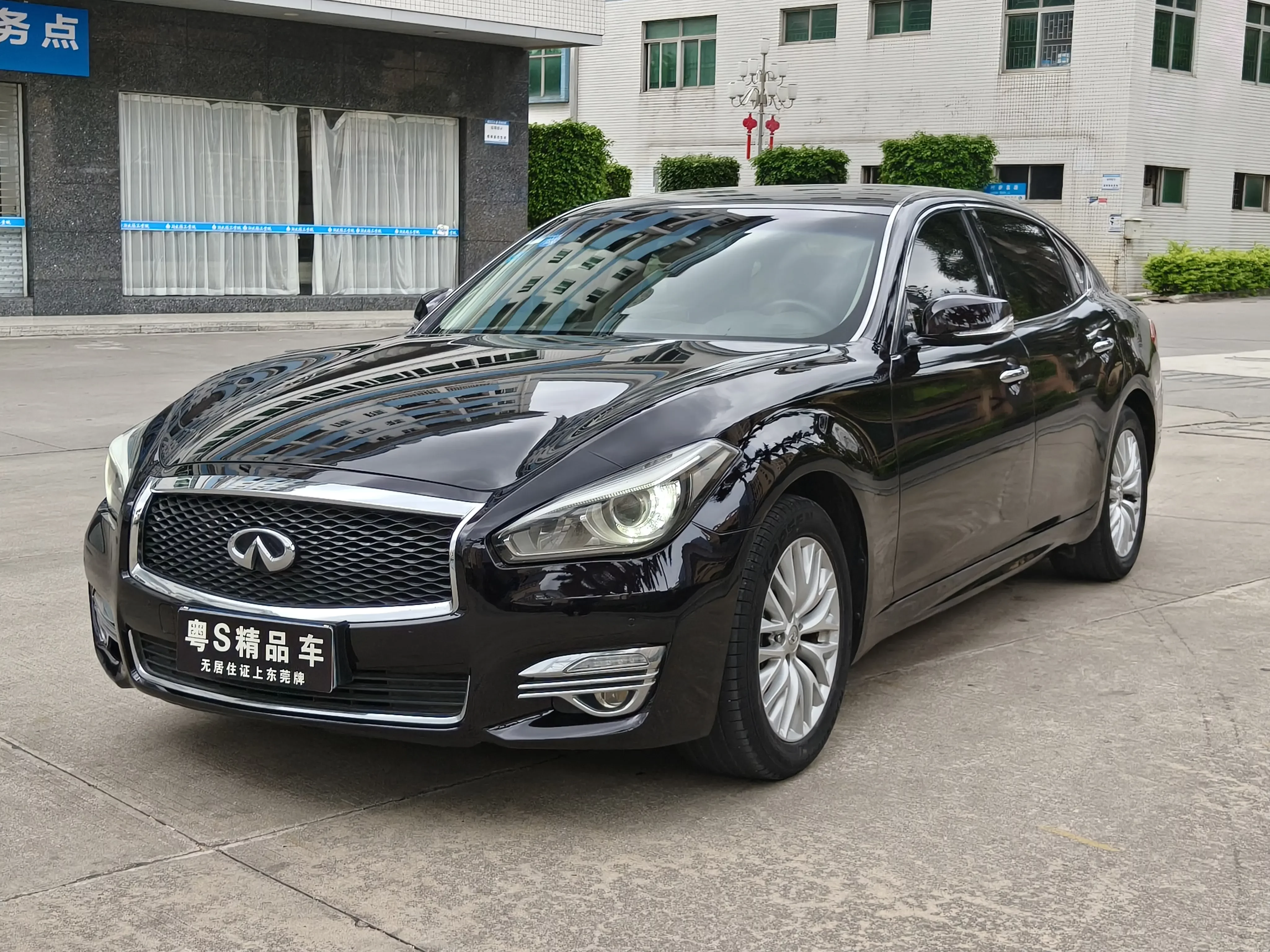 Infiniti Q70