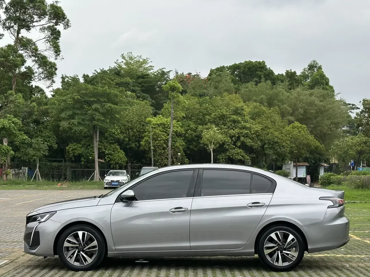 Peugeot 408