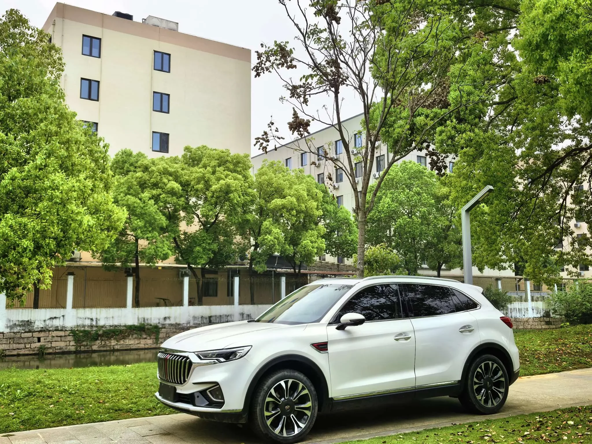 Hongqi HS5