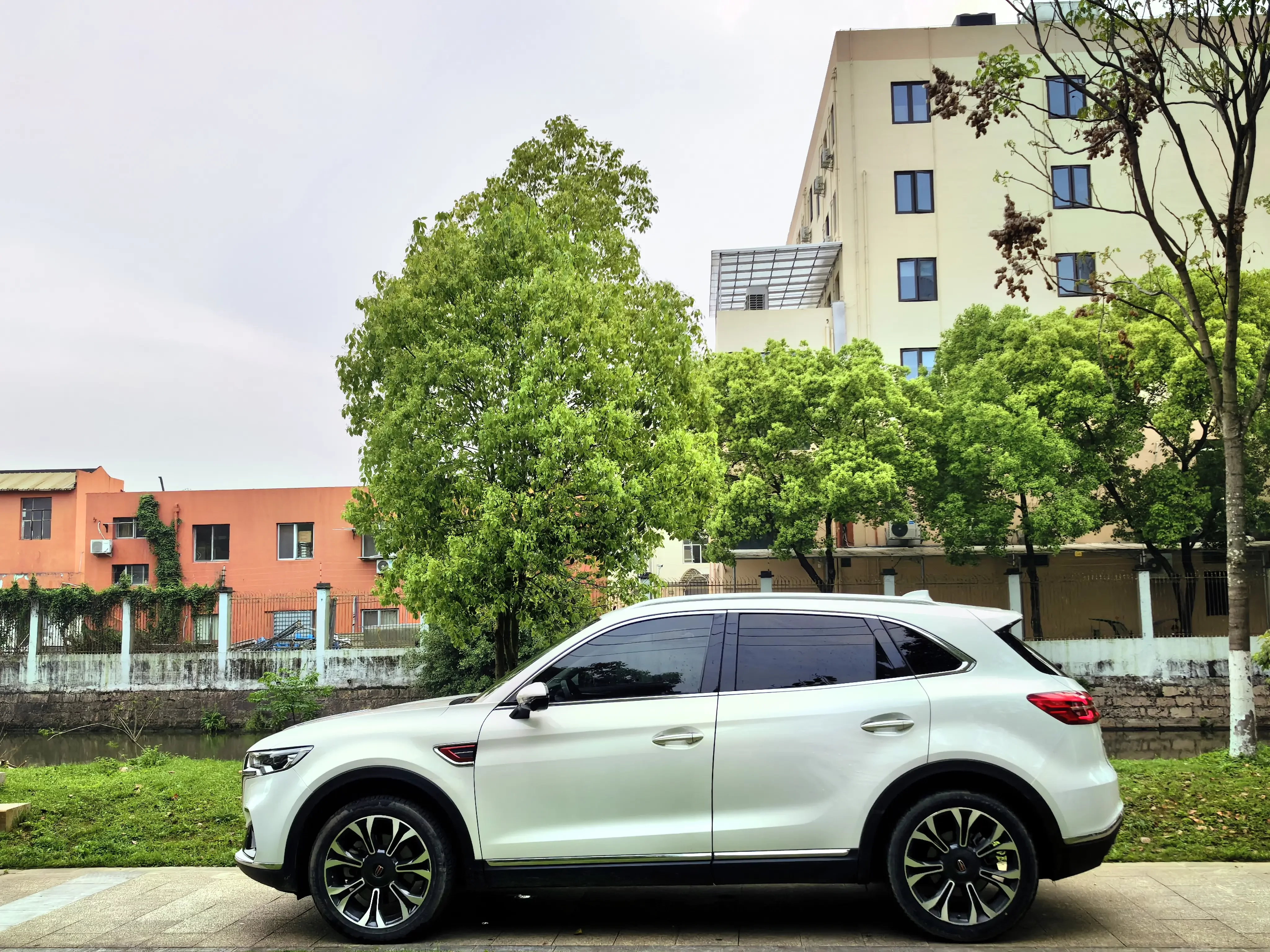 Hongqi HS5