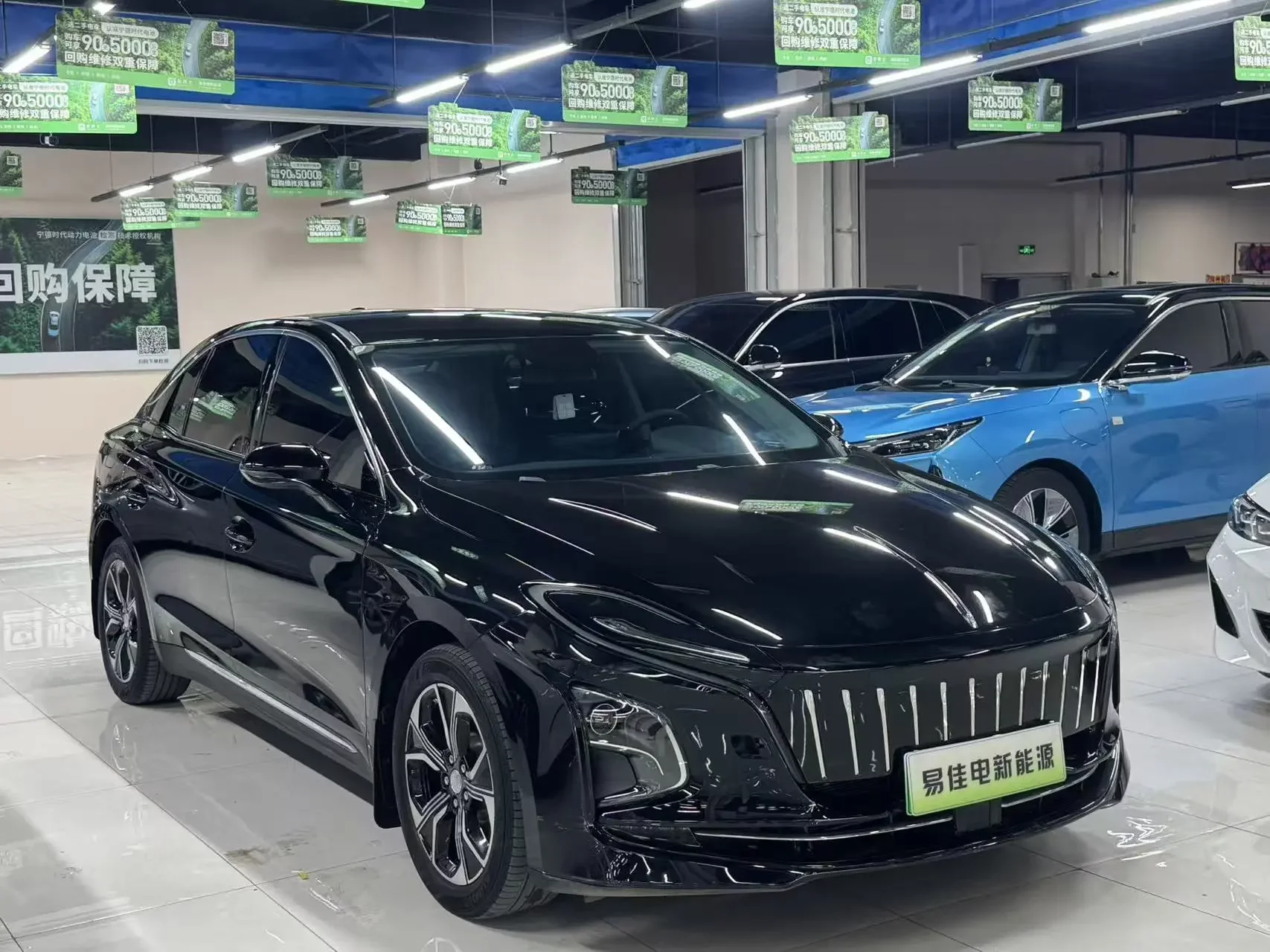 Hongqi E-QM5