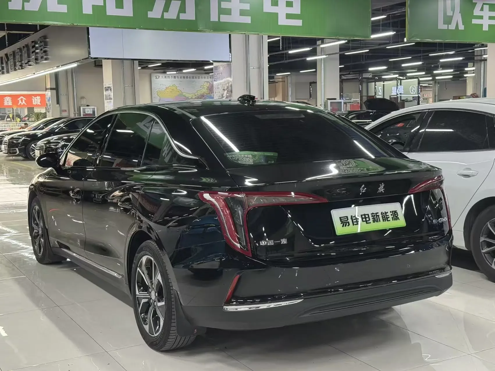Hongqi E-QM5