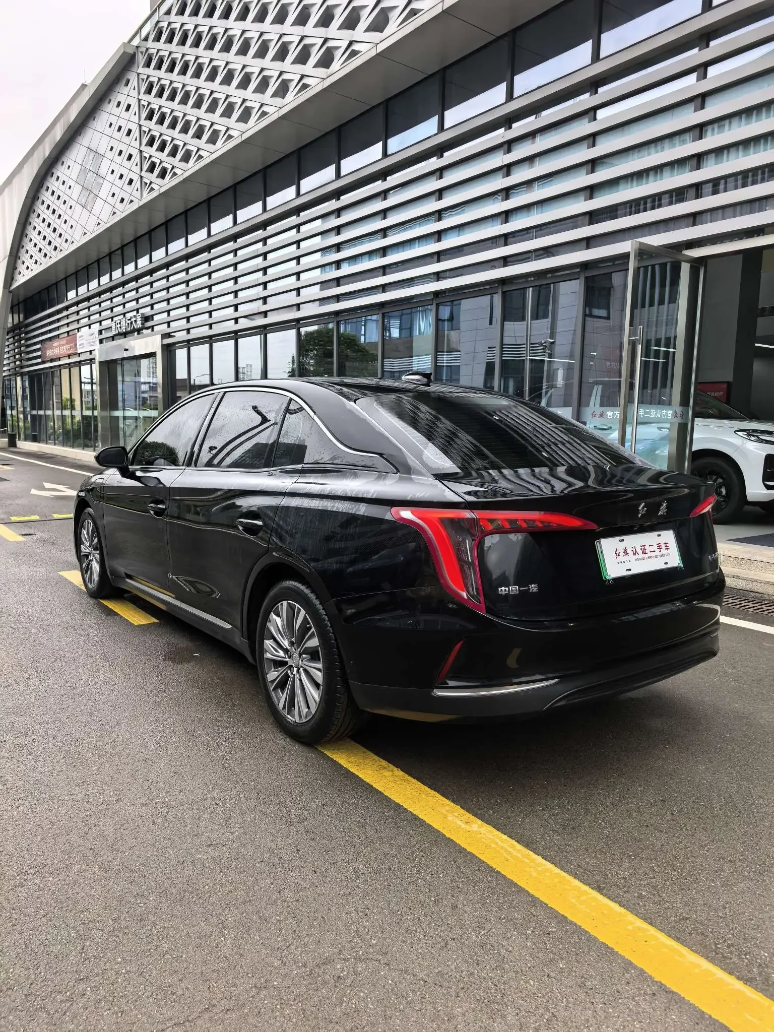 Hongqi E-QM5