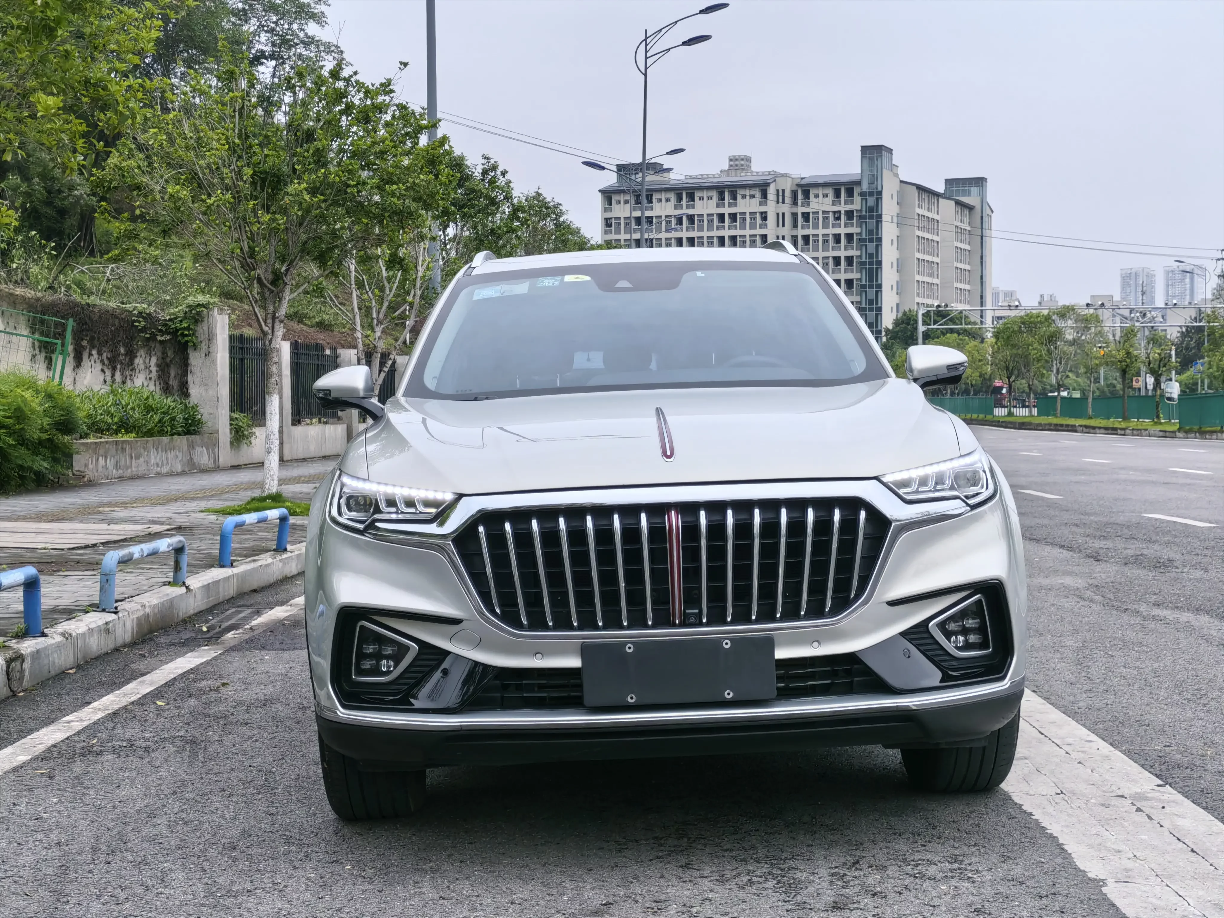 Hongqi HS5