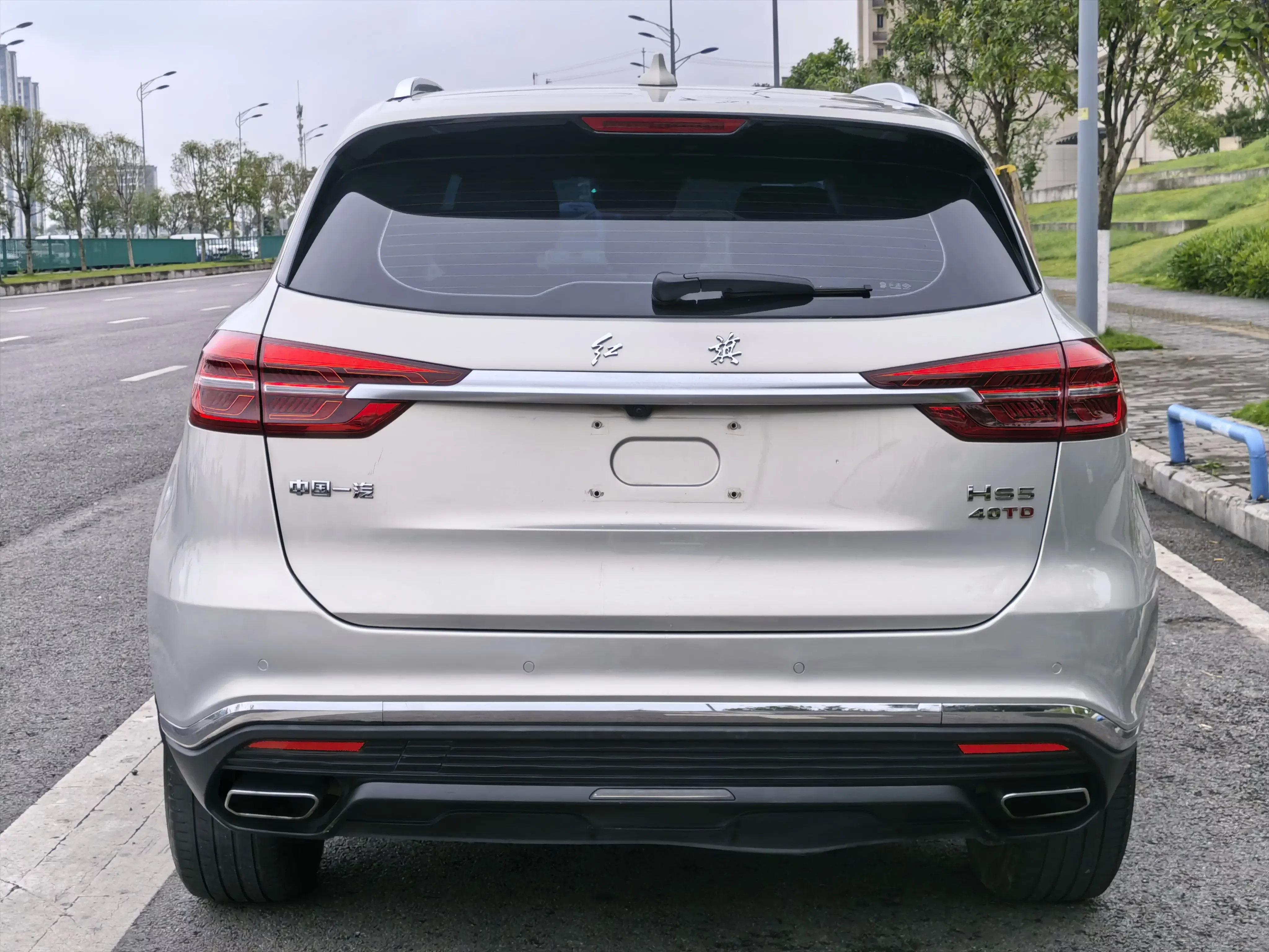 Hongqi HS5
