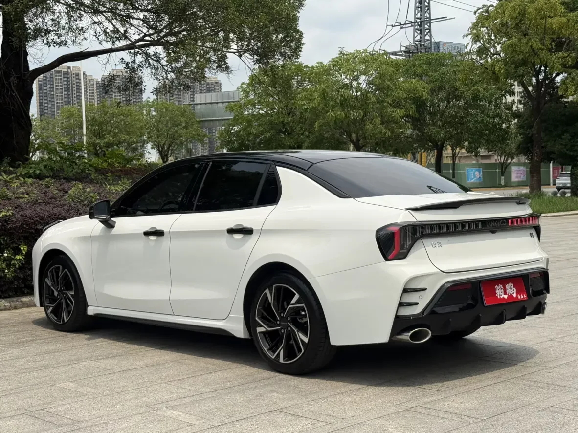 Lynk & Co 03
