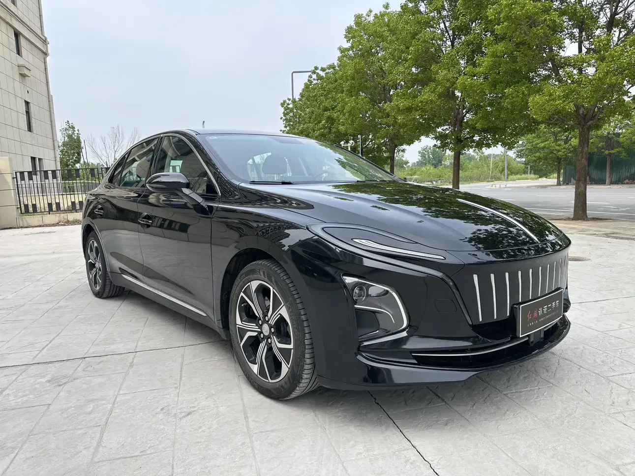 Hongqi E-QM5