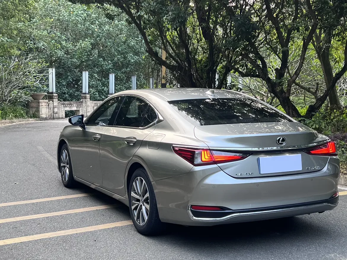 Lexus ES