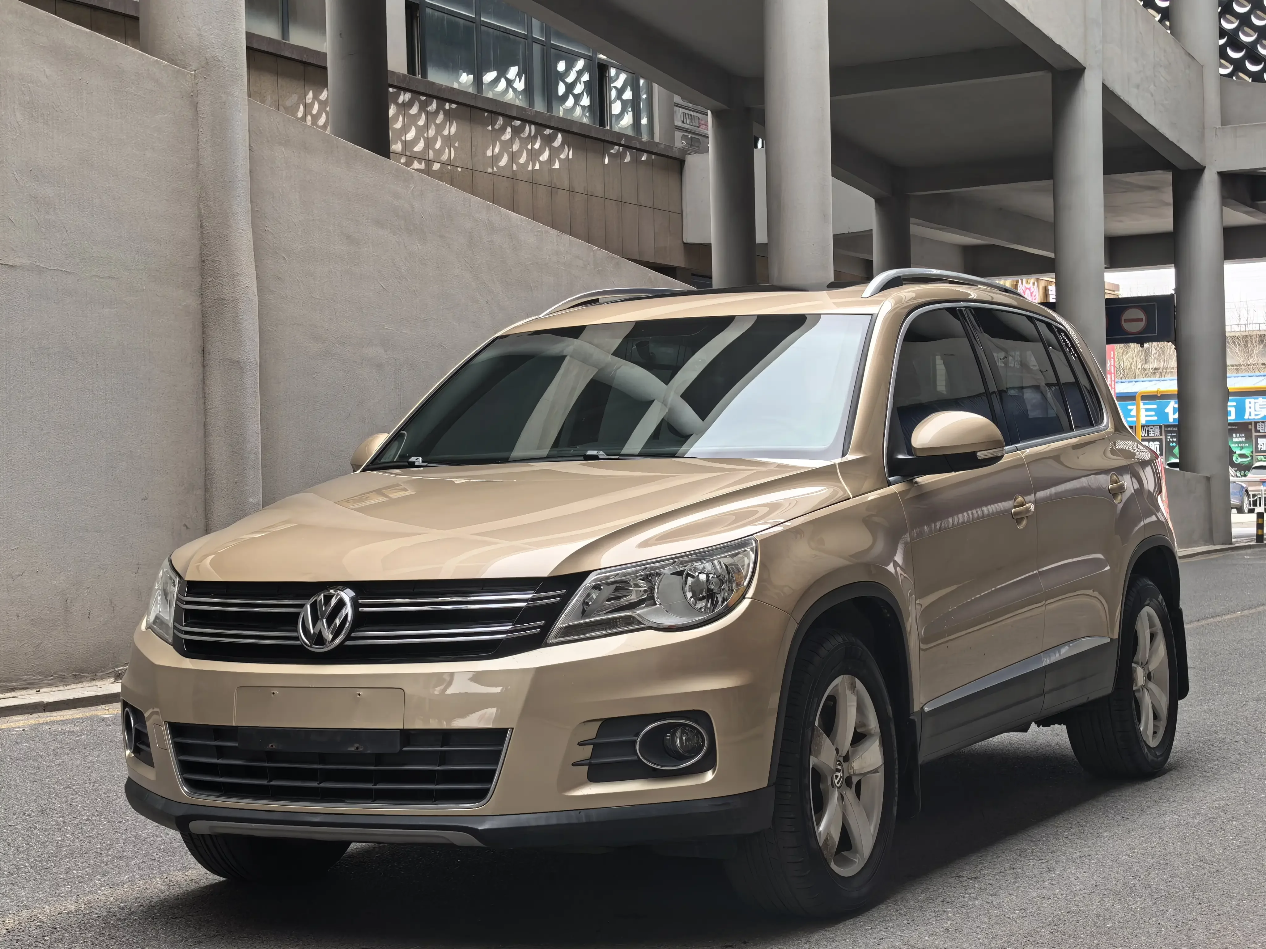 Volkswagen Tiguan (Tharu)