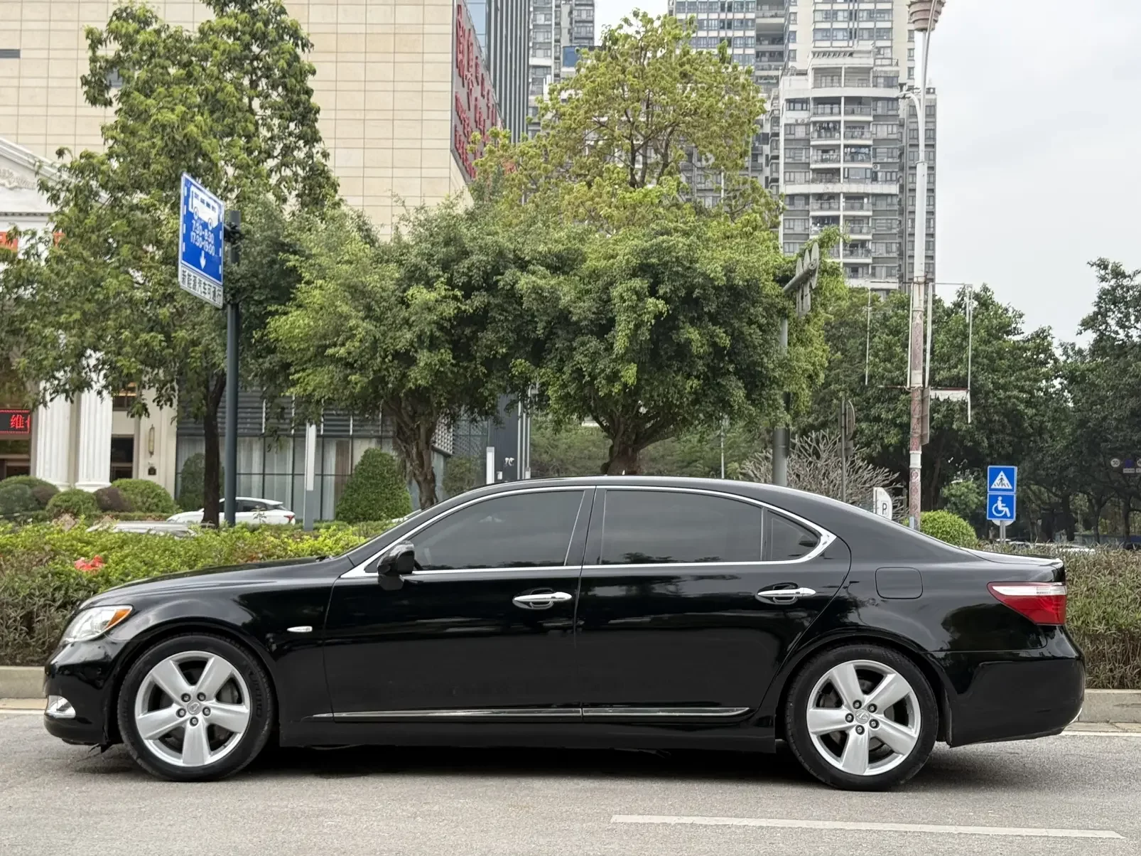 Lexus LS