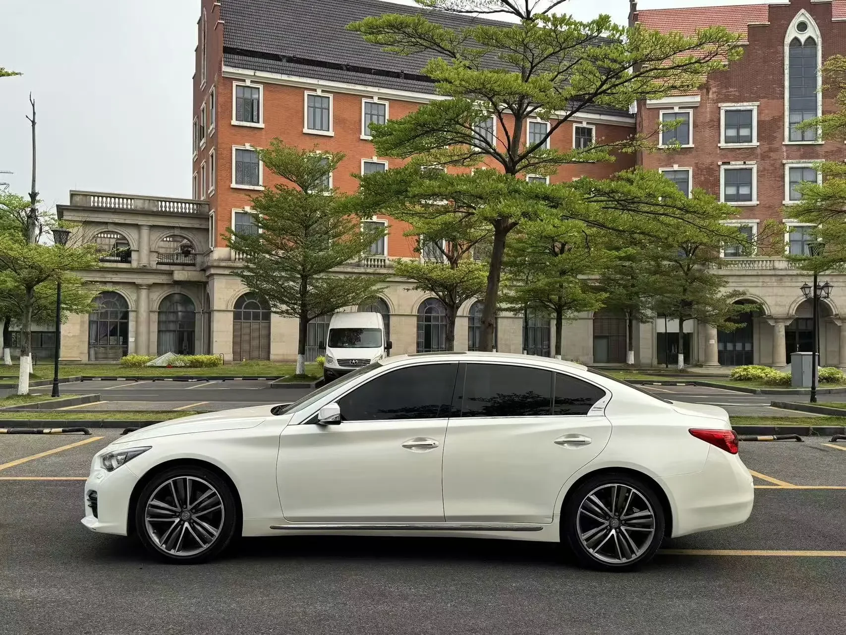 Infiniti Q50L