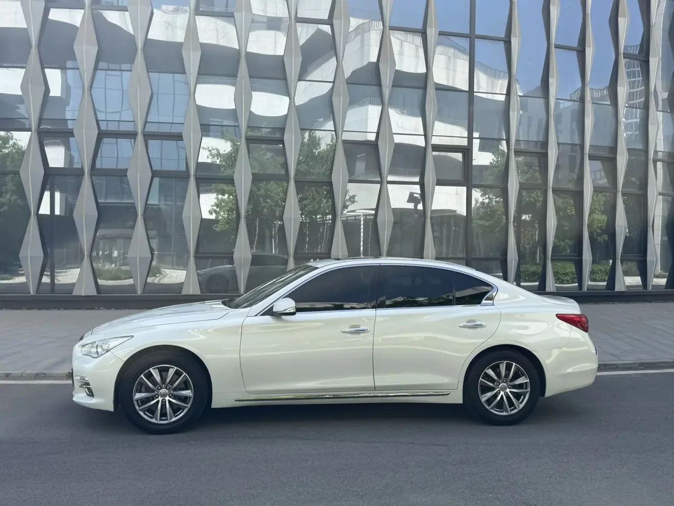 Infiniti Q50L