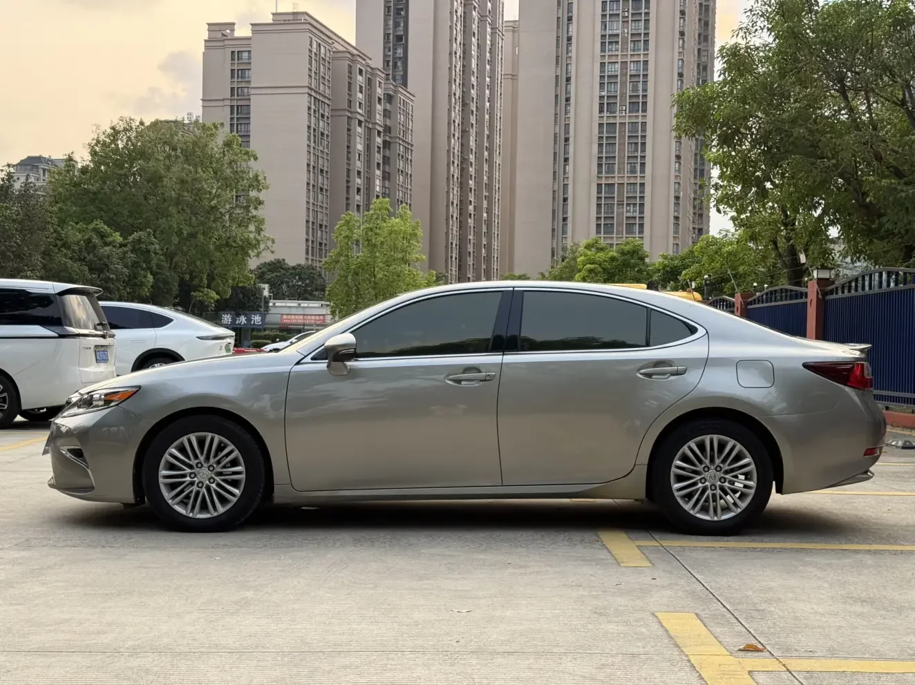 Lexus ES