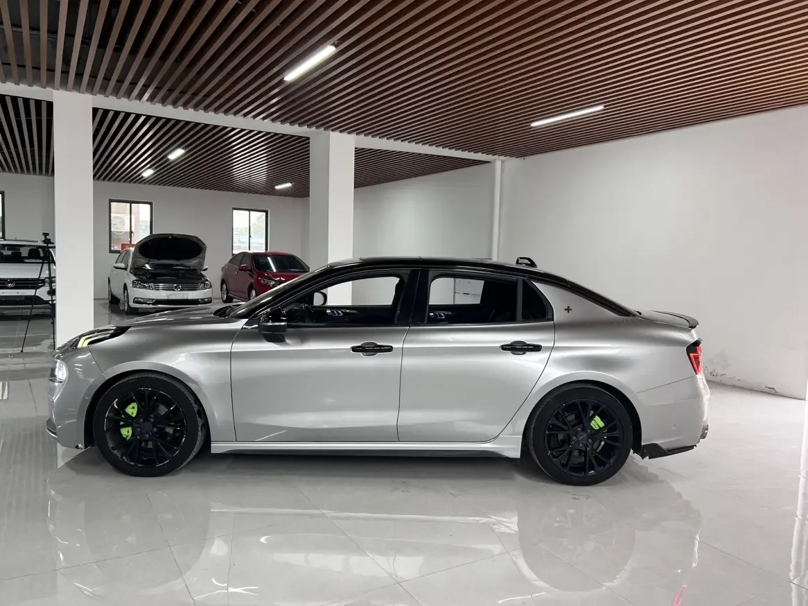 Lynk & Co 03