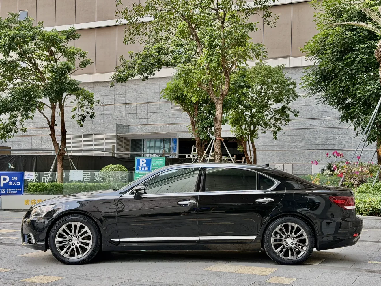 Lexus LS