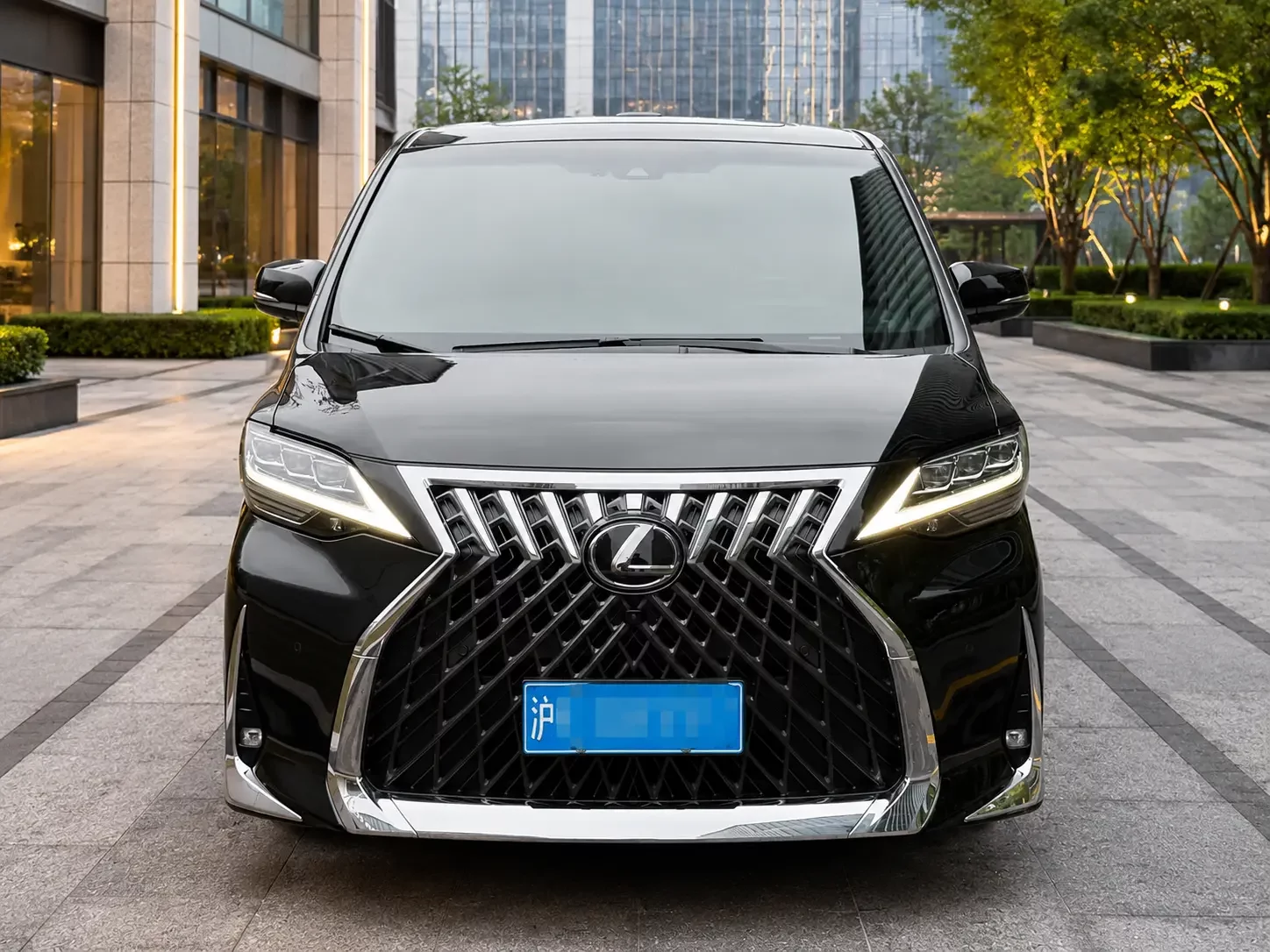 Lexus LM