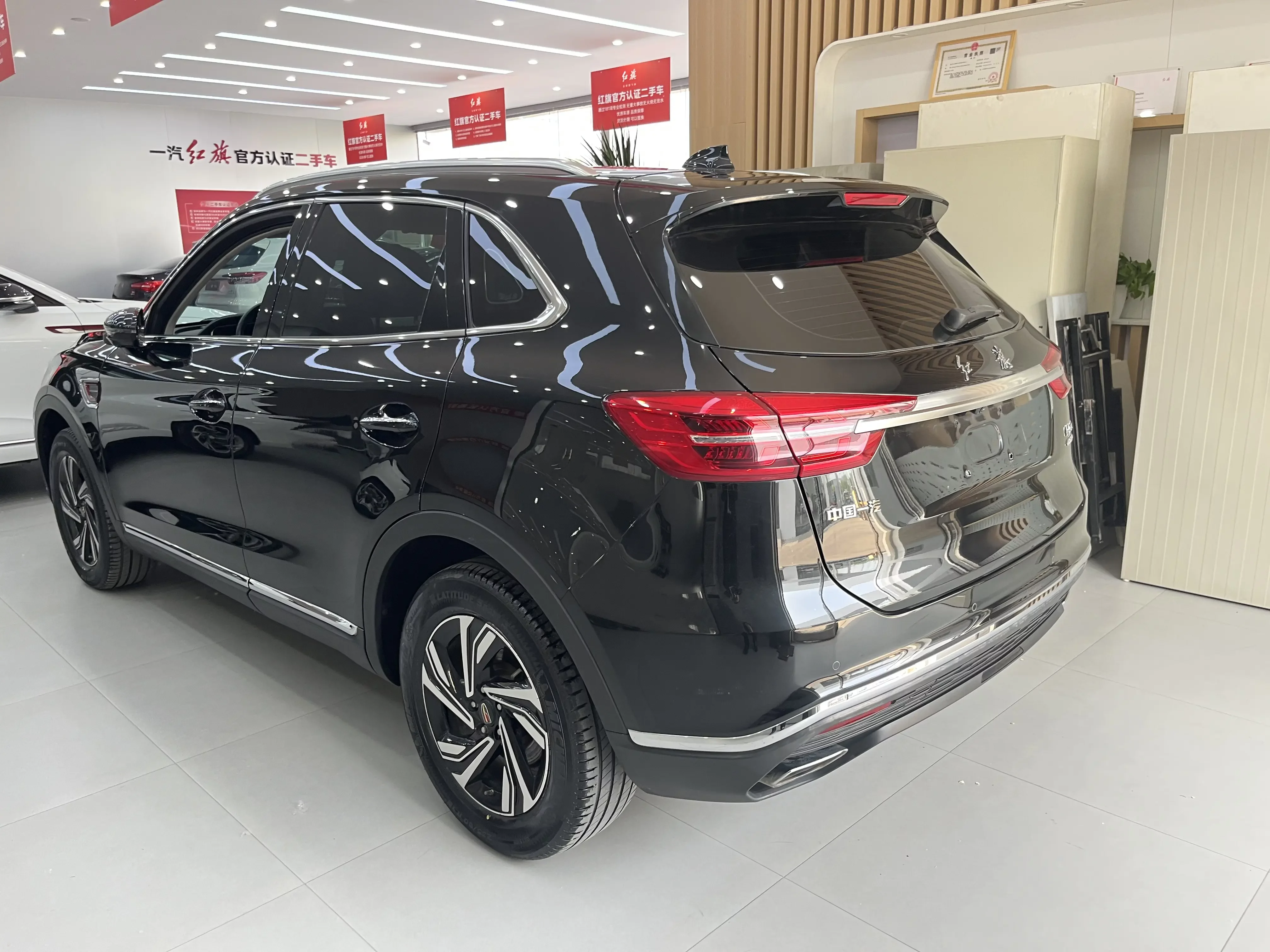 Hongqi HS5