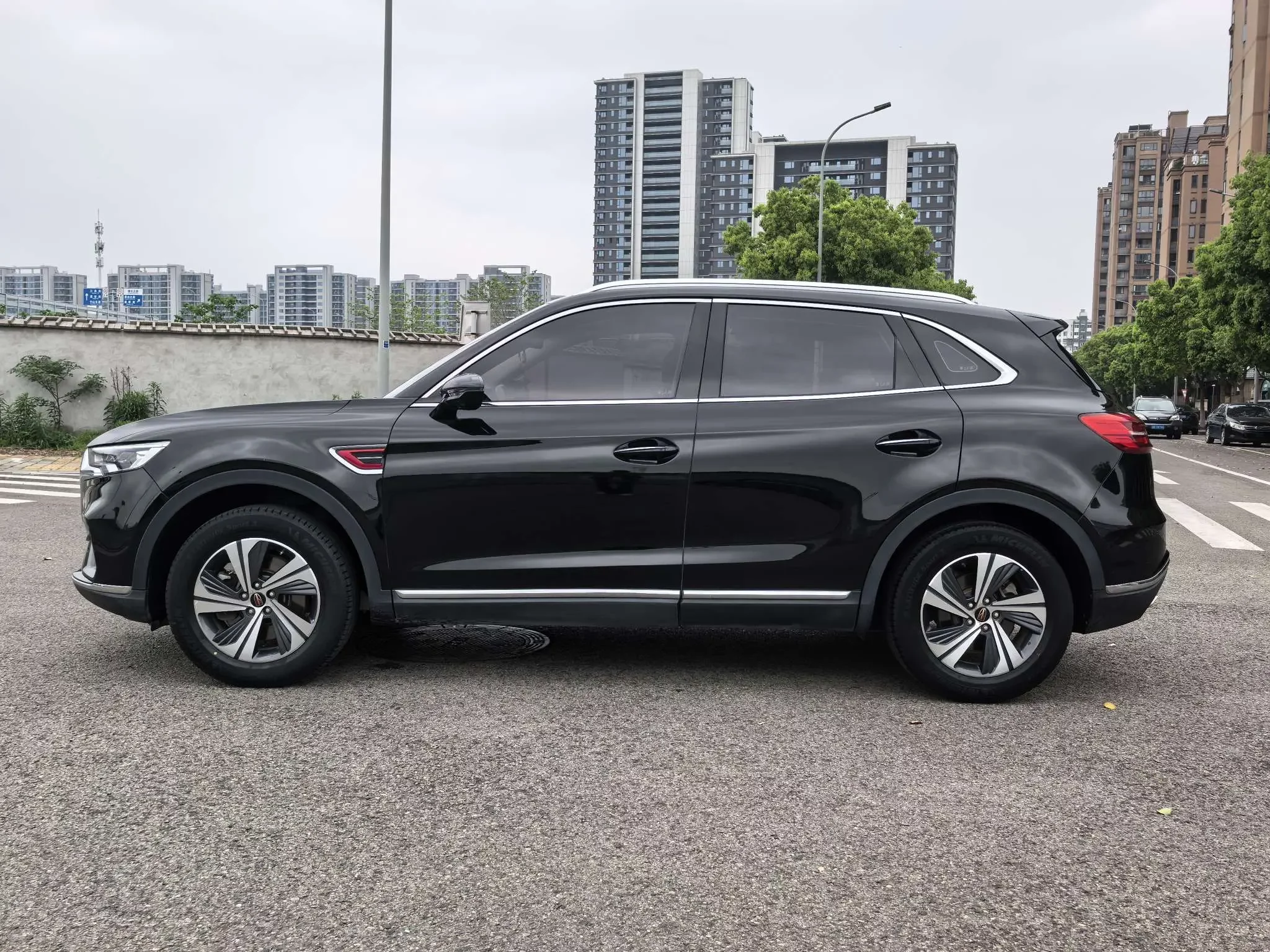 Hongqi HS5