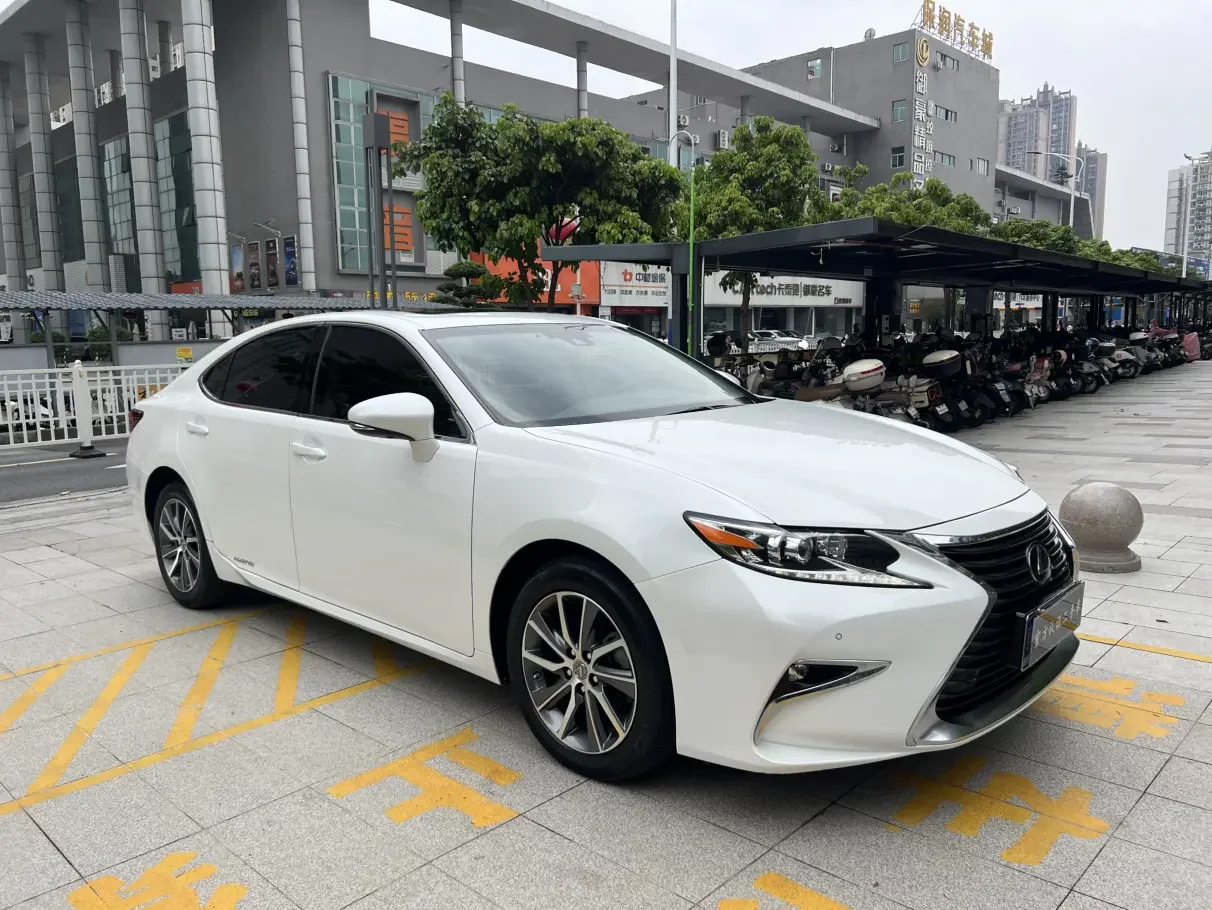 Lexus ES