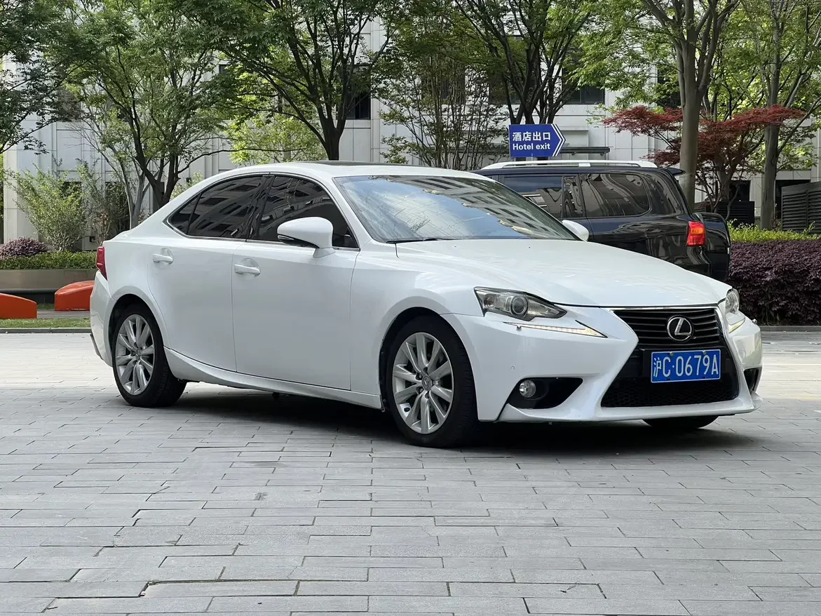 Lexus IS
