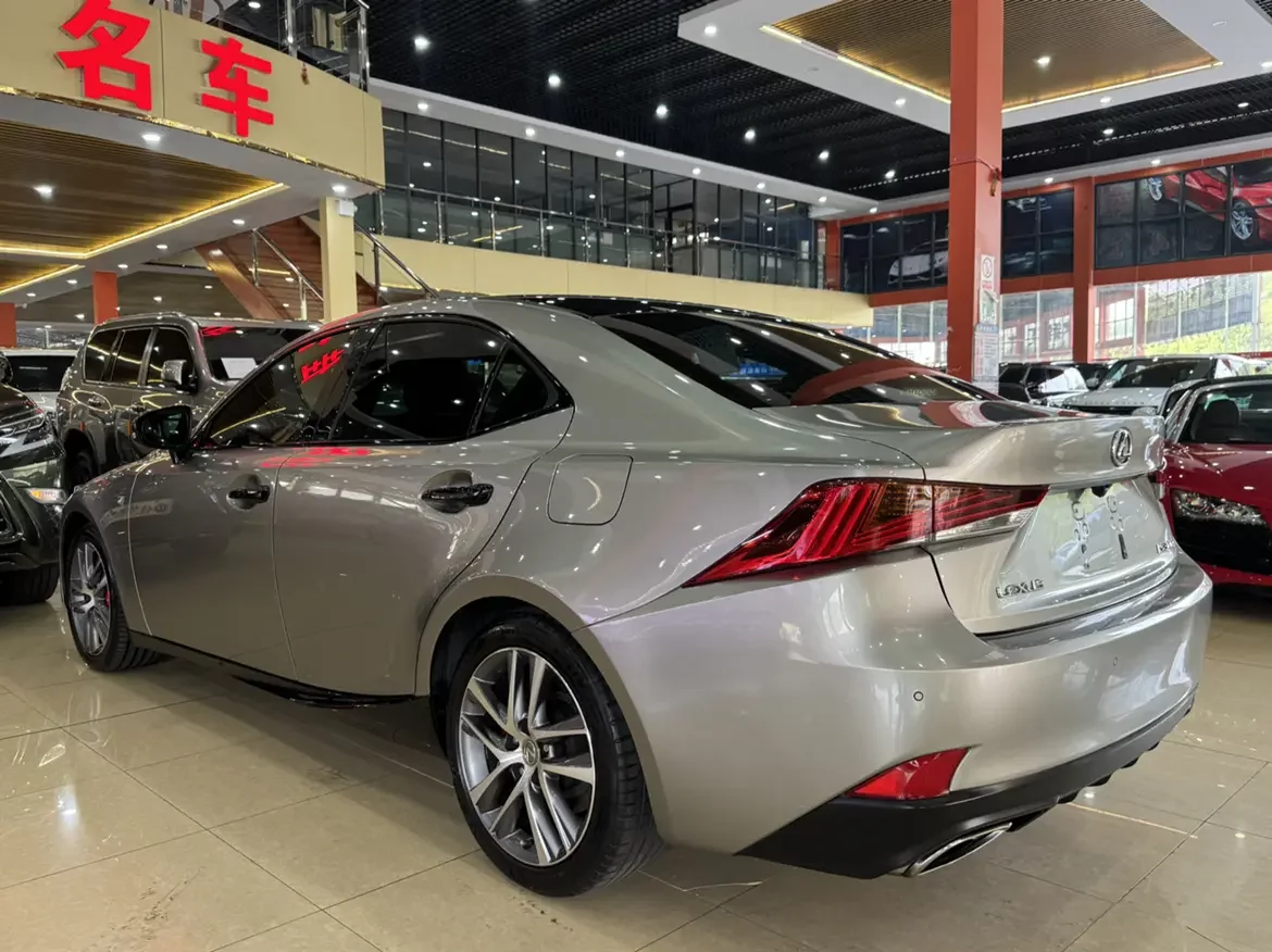 Lexus IS