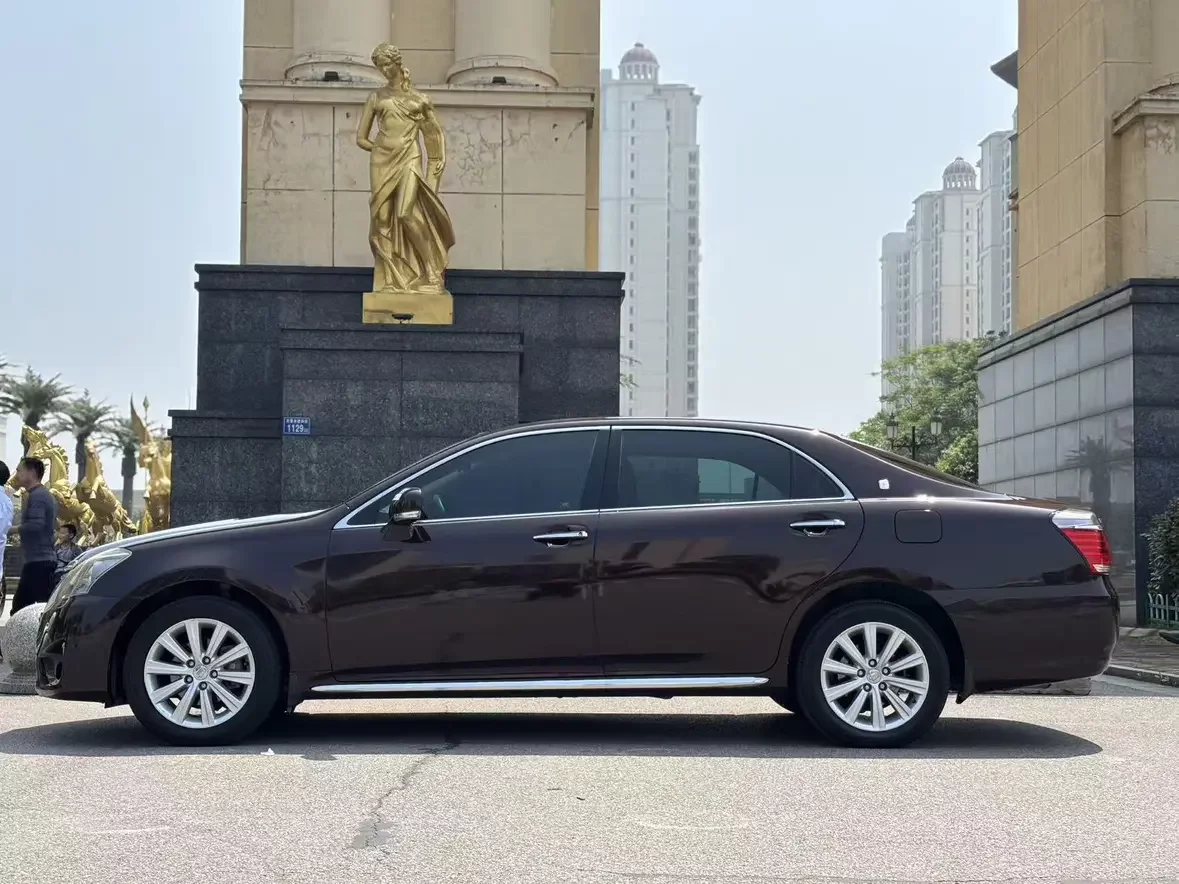 Toyota crown