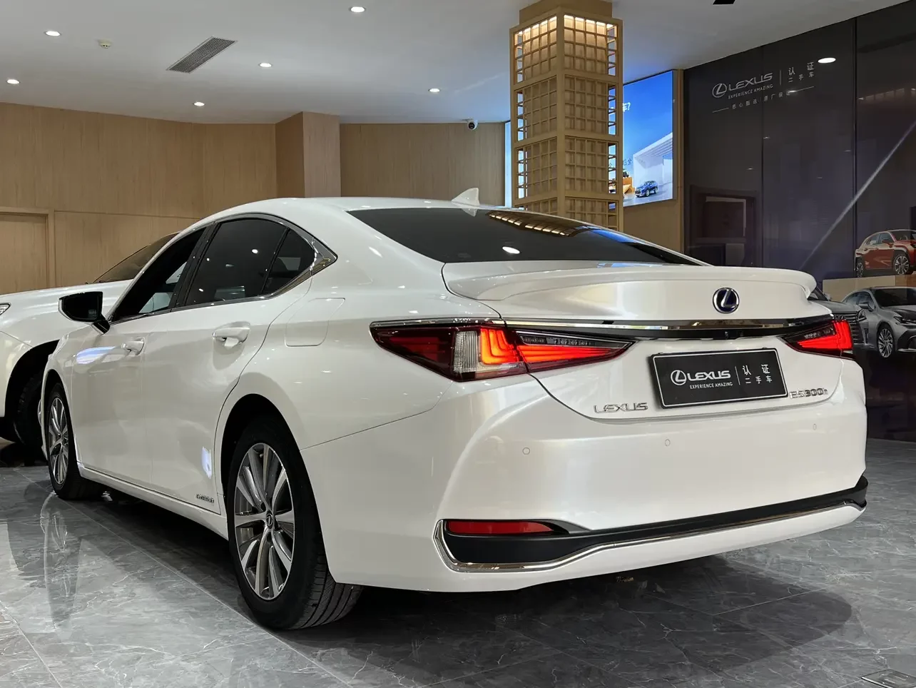 Lexus ES
