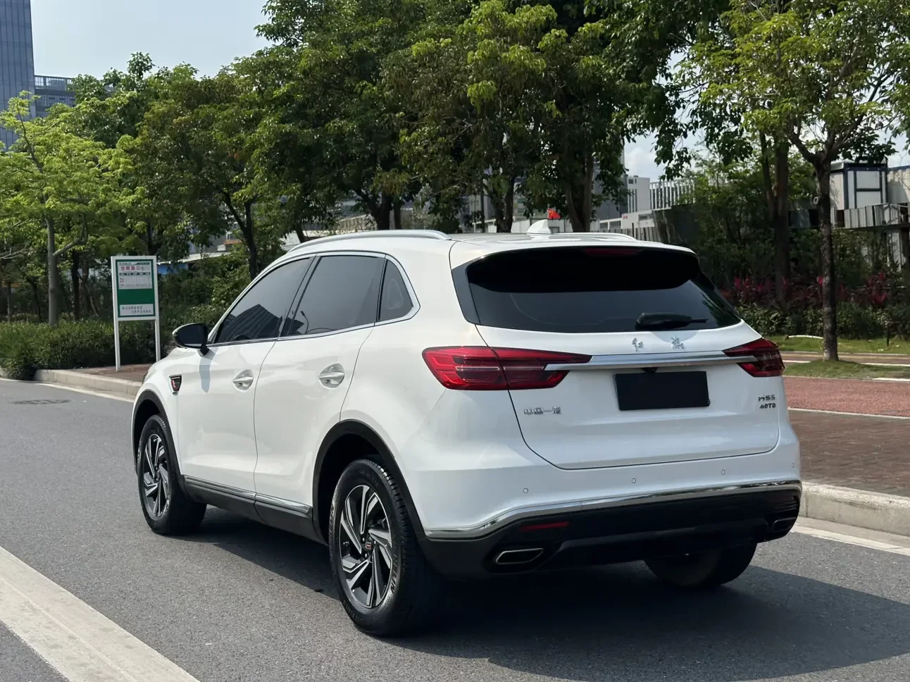 Hongqi HS5