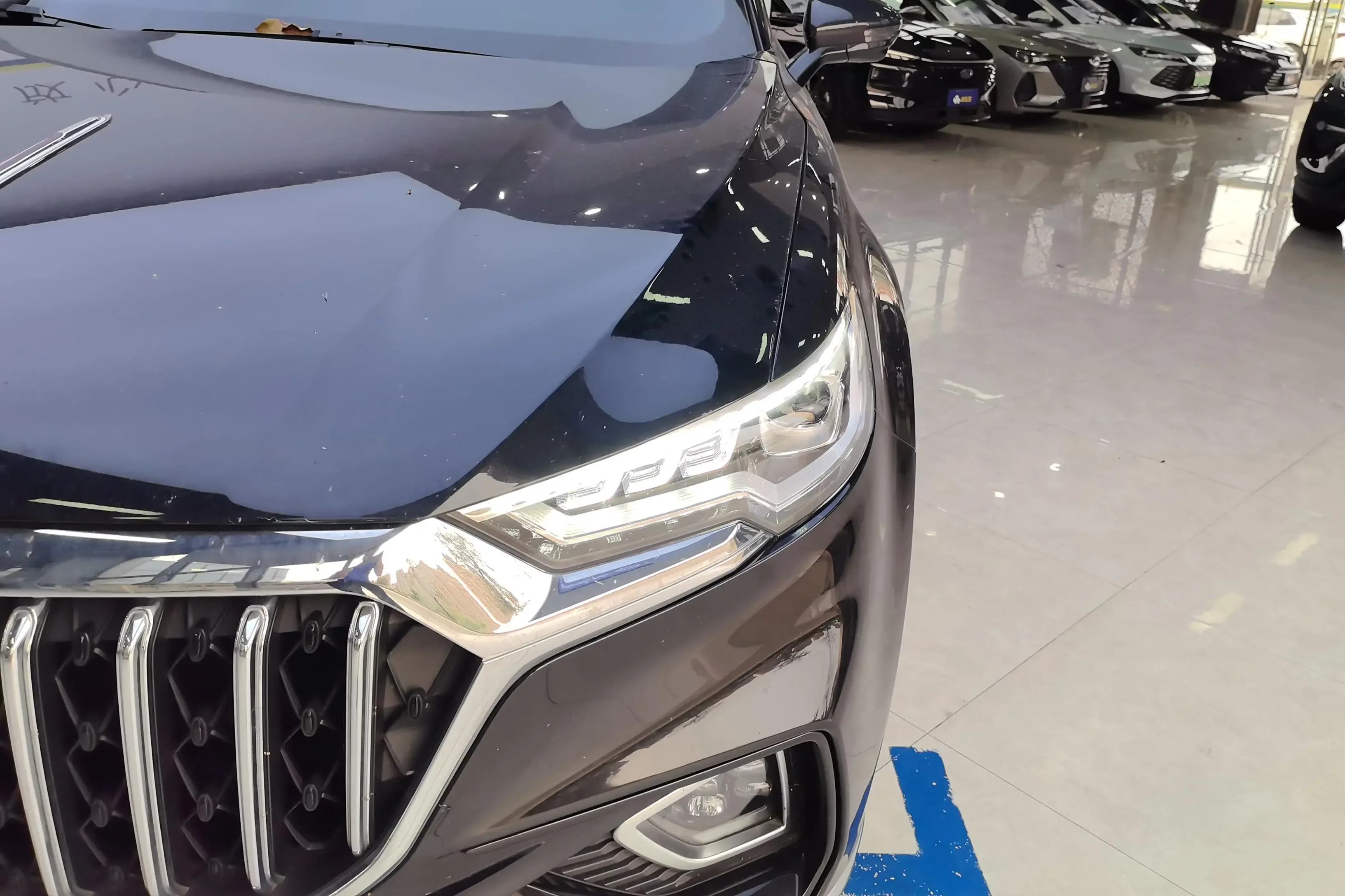 Hongqi HS5