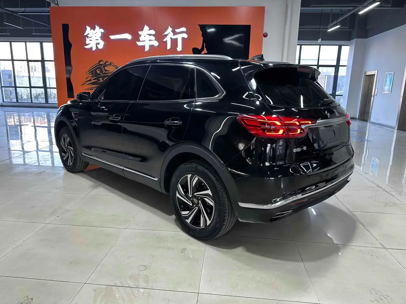 Hongqi HS5