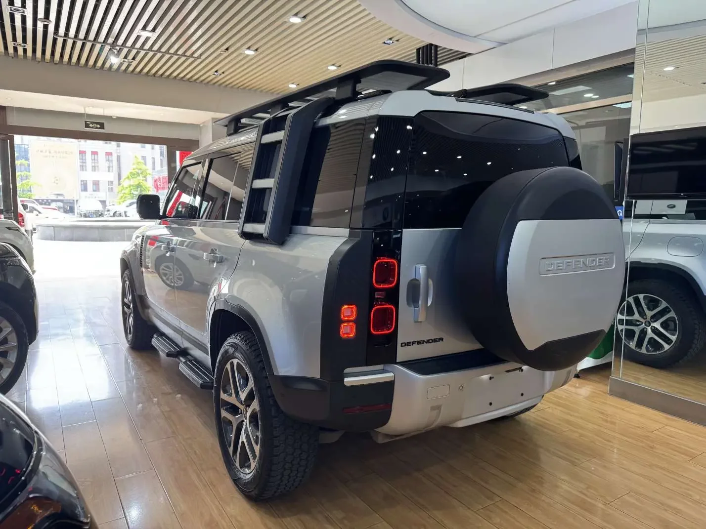 Land Rover guard